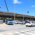 Trânsito na alça da avenida Tancredo Neves é bloqueado nesta sexta-feira