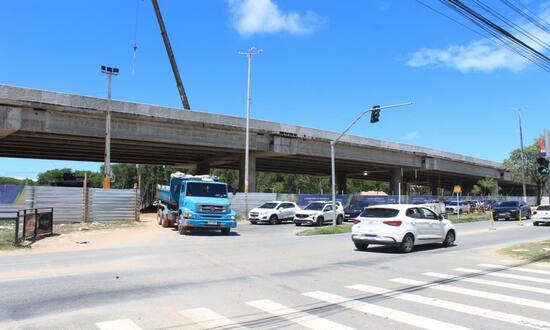 Trânsito na alça da avenida Tancredo Neves é bloqueado nesta sexta-feira