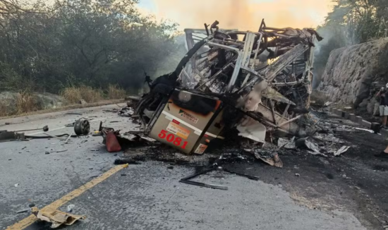 Acidente trágico com ônibus para Aracaju resulta em oito mortes em Minas Gerais