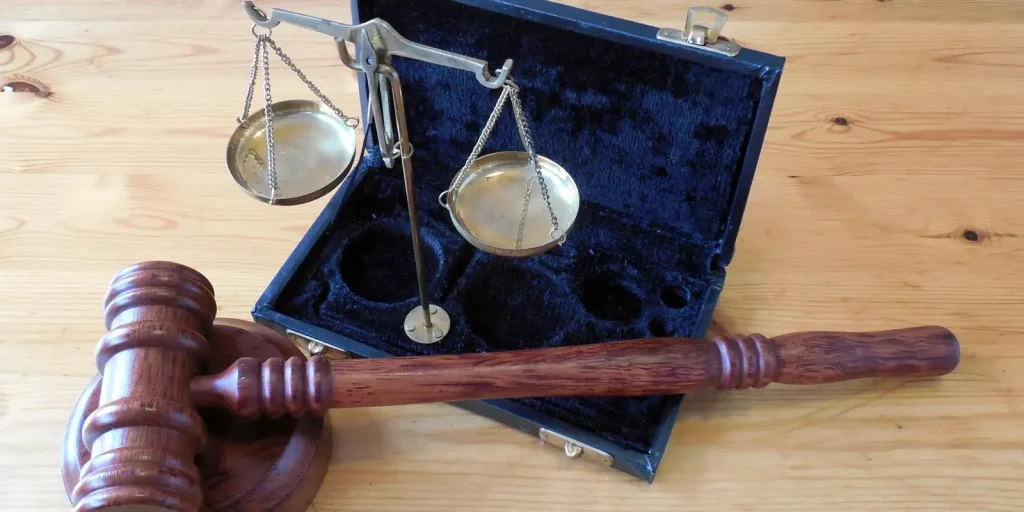 Alcolumbre e Fachin debatem limites para salários de juízes e penduricalhos