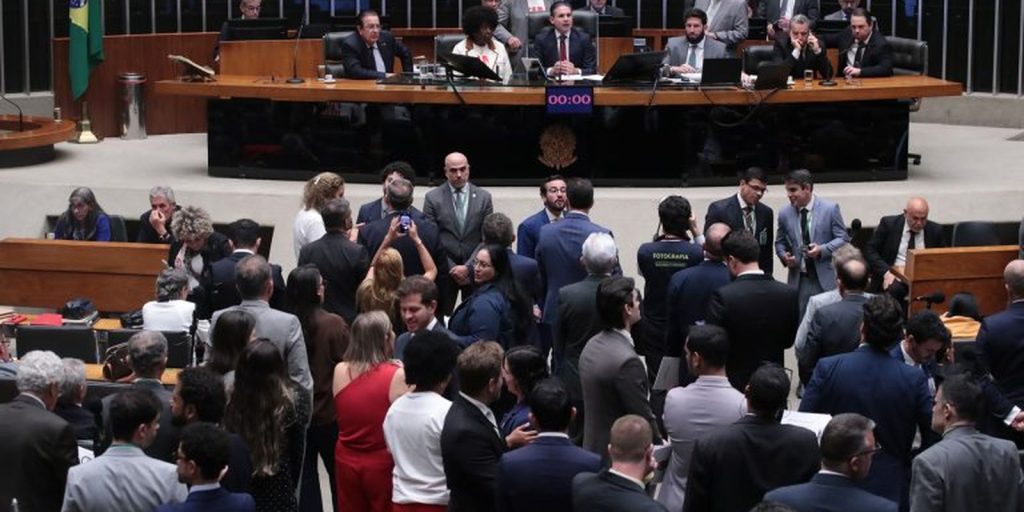 Câmara aprova PEC que acaba com a escala 6×1 e reduz jornada de trabalho