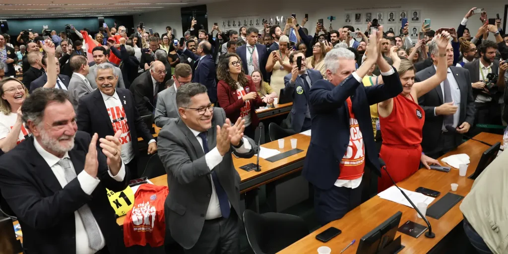 Câmara aprova PEC que extingue a jornada de trabalho 6X1 e reduz carga horária