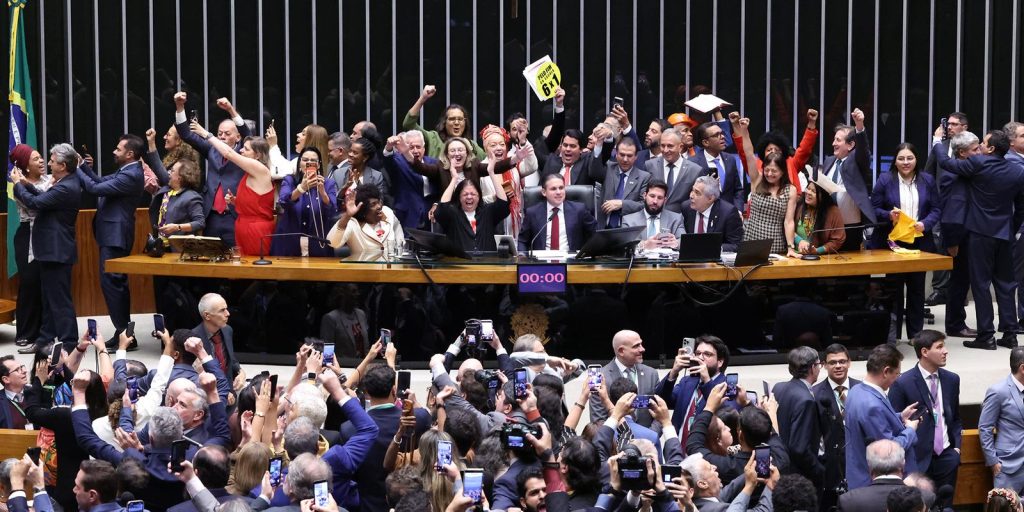 Câmara dos Deputados aprova PEC que acaba com a escala 6×1 e muda jornada de trabalho