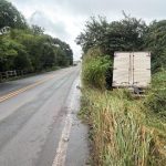 Caminhão tomba na SE-170 ao desviar de carreta parada