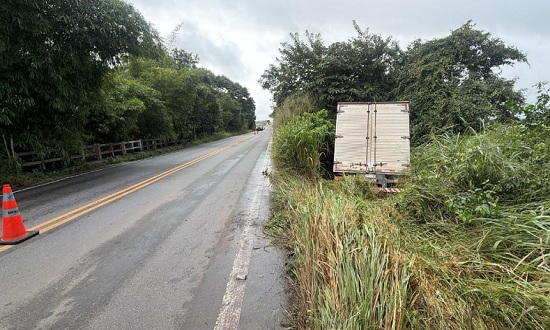 Caminhão tomba na SE-170 ao desviar de carreta parada