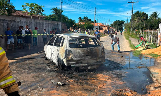 Incêndio atinge veículo em garagem no povoado Olhos D’Água, em Boquim