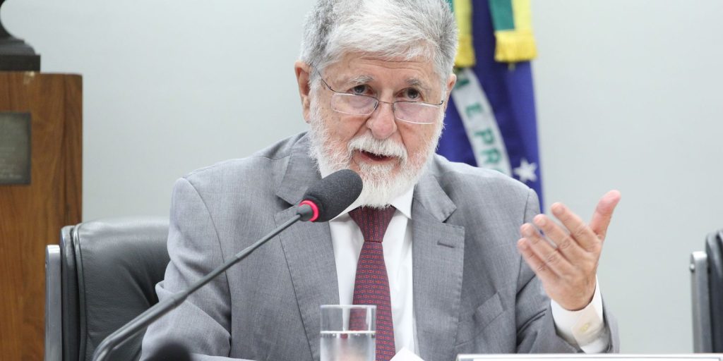 Celso Amorim critica classificação de narcotraficantes como terroristas pelos EUA