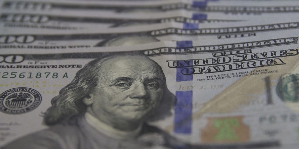 Dólar fecha a R$ 5,03 com alívio geopolítico; Ibovespa recua 0,39%