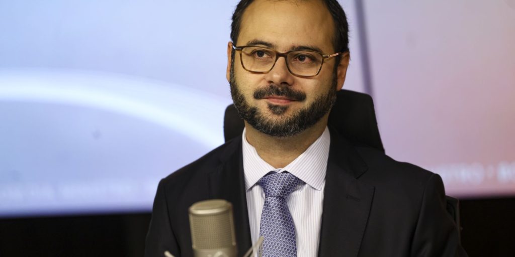 Governo analisa ampliação de contratações por MEIs após fim da escala 6×1