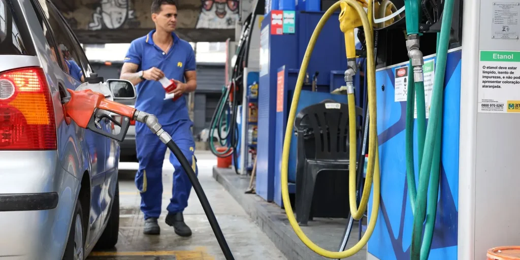 Governo estabelece subvenção de R$ 0,44 por litro de gasolina