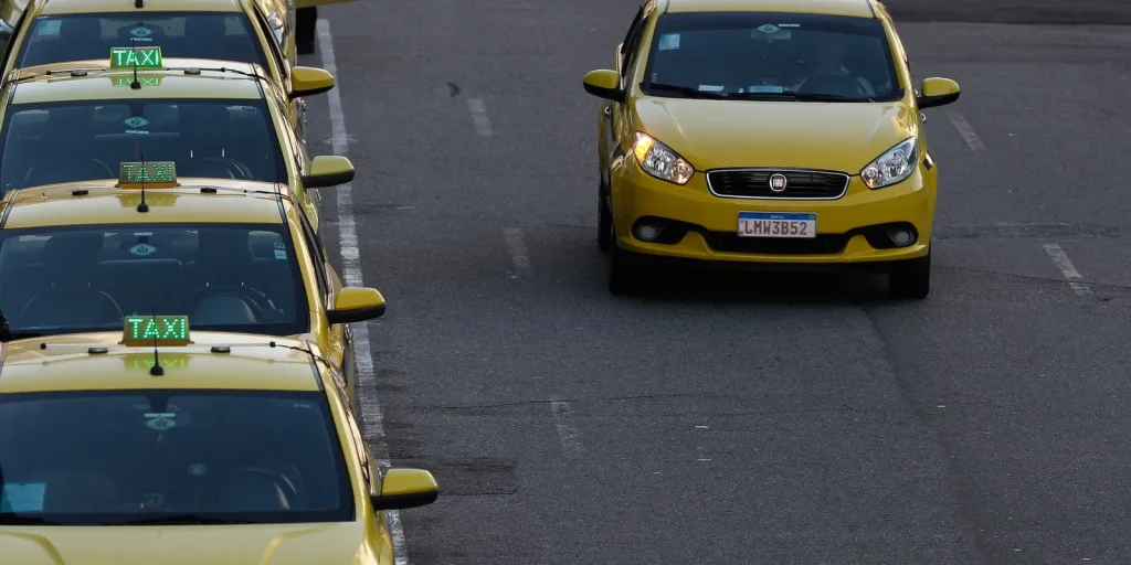 Governo libera R$ 30 bilhões para apoio a taxistas e motoristas de aplicativo