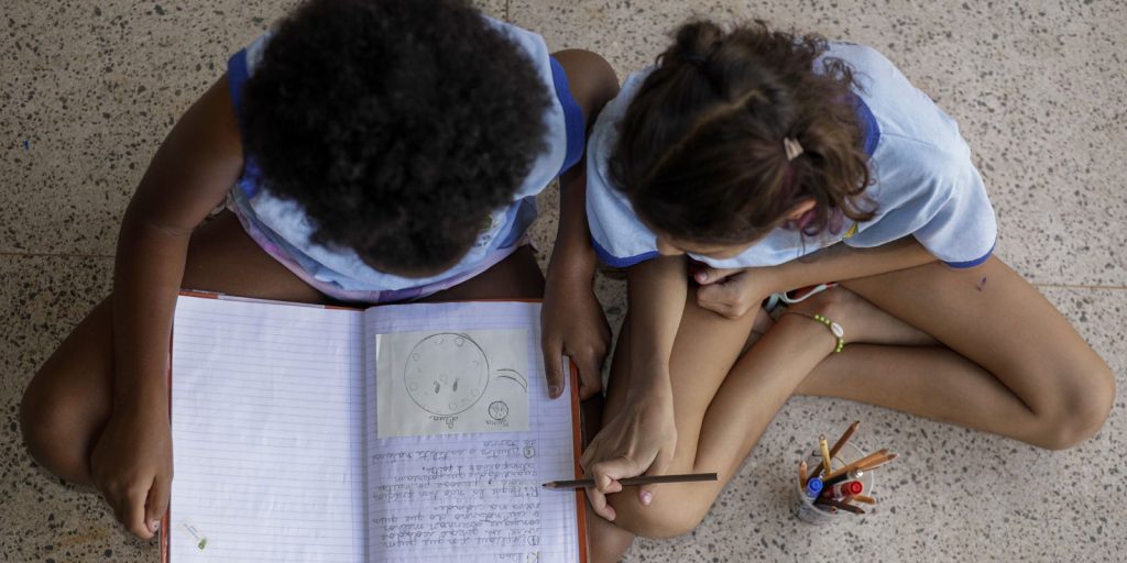 Metade dos estudantes não percebe debate antirracista nas escolas, revela estudo