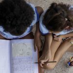 Metade dos estudantes não percebe debate antirracista nas escolas, revela estudo