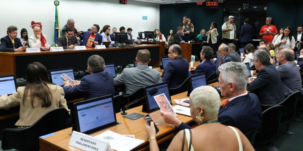 Oposição critica proposta que acaba com a escala 6×1 em votação na Comissão