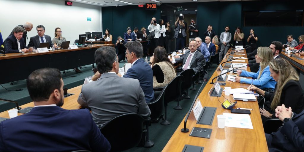 Votação da PEC que acaba com escala 6X1 é adiada por pedido de vista