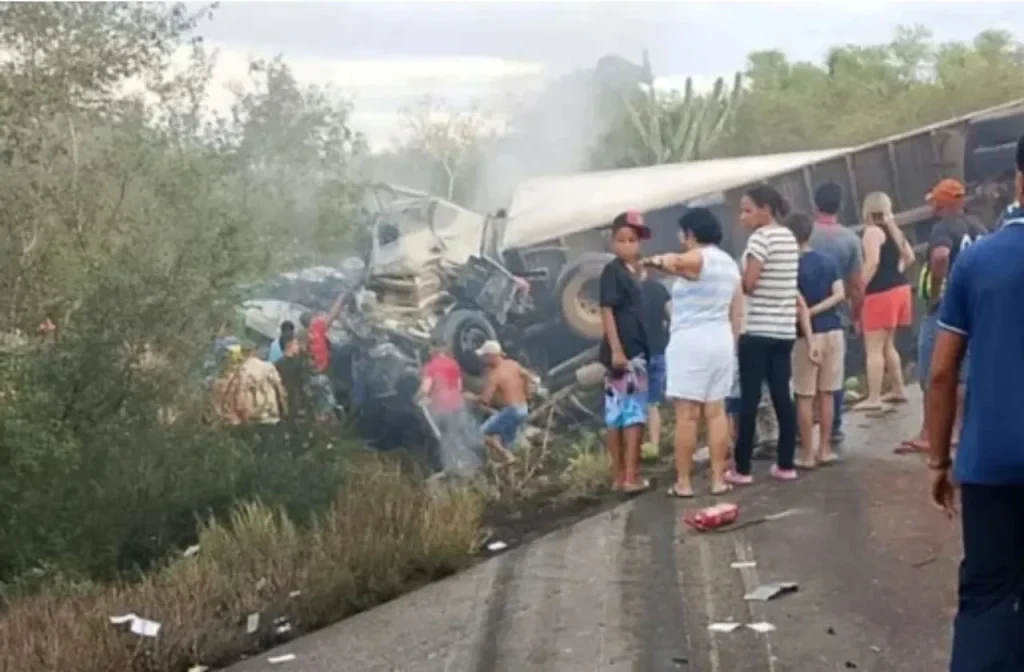 Acidente na BR-116: 16 vítimas identificadas em colisão entre van e caminhão
