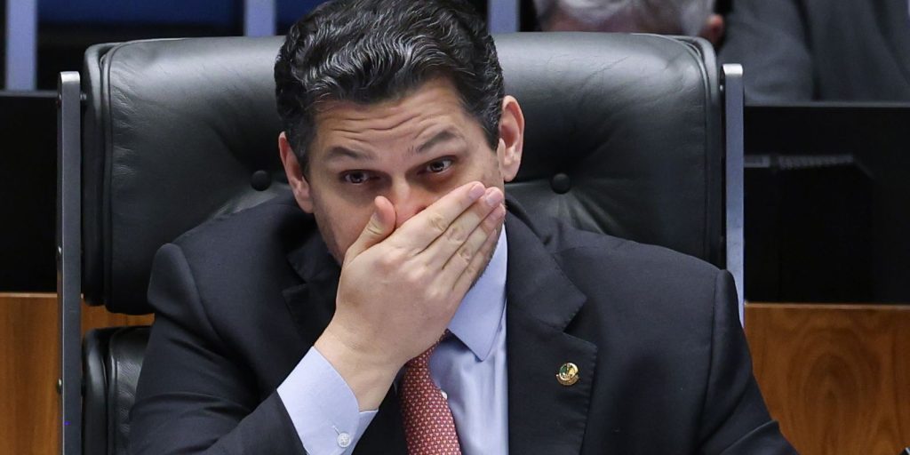 Alcolumbre não se manifesta sobre PEC que acaba com a escala 6×1 no Senado