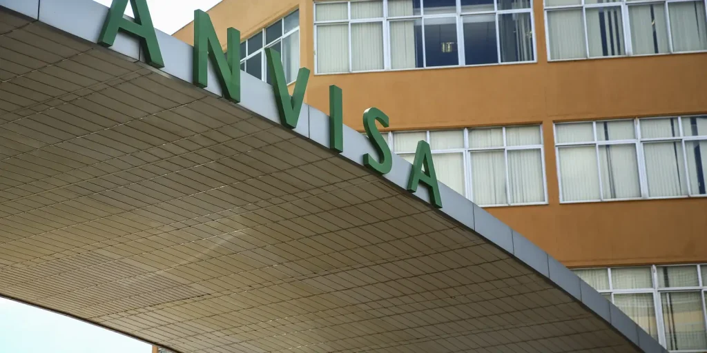 Anvisa determina recolhimento de lote da água mineral Cristal sem gás por contaminação