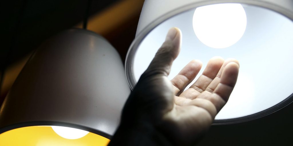 Bandeira tarifária das contas de luz segue amarela em julho