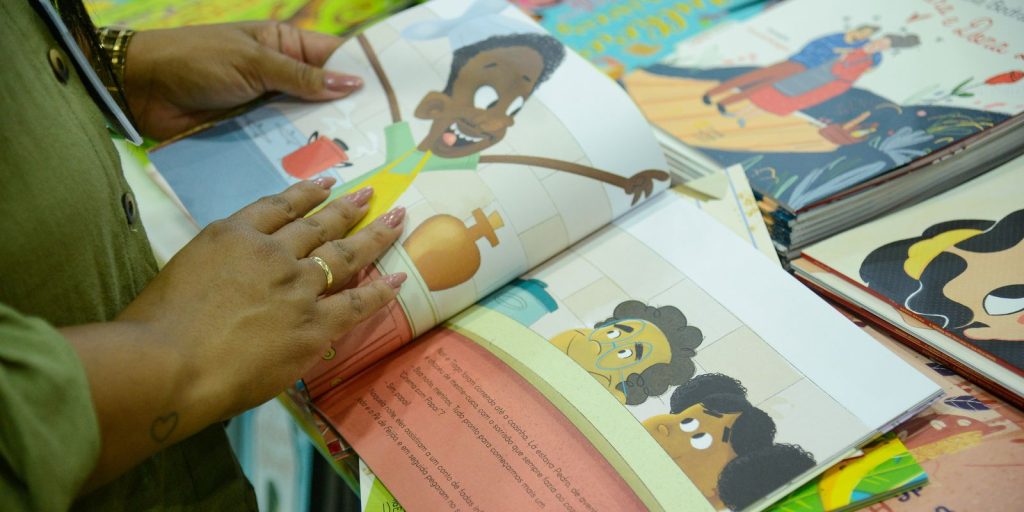 Bienal leva leitura a escolas públicas do Rio em ano de Copa