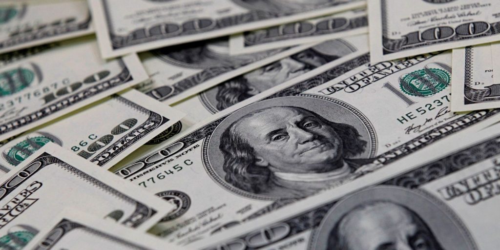 Bolsa brasileira registra queda de 2,22% e dólar supera R$ 5,06