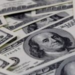 Bolsa brasileira registra queda de 2,22% e dólar supera R$ 5,06