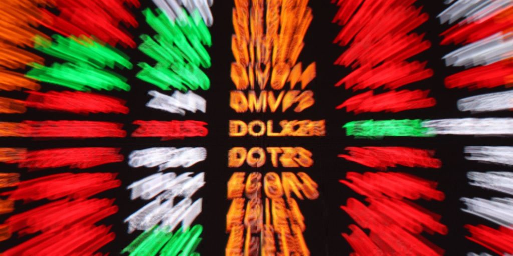 Bolsa brasileira sobe 1,16% e dólar cai para R$ 5, mesmo com tensões comerciais