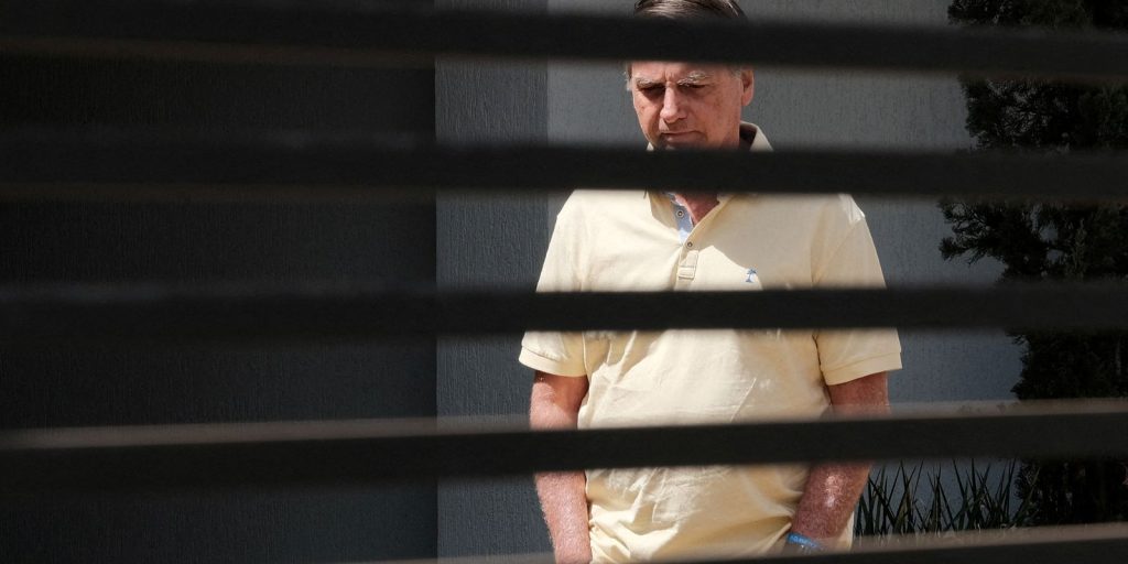 Bolsonaro afirma que não houve intenção de descumprir a lei sobre arma apreendida