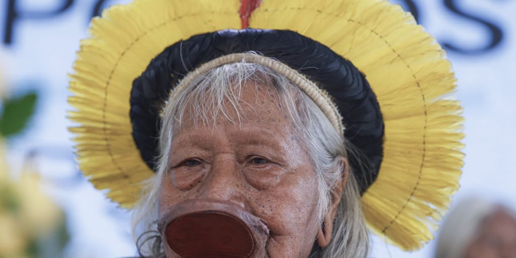 Cacique Raoni inicia transição para dieta oral e apresenta evolução na saúde