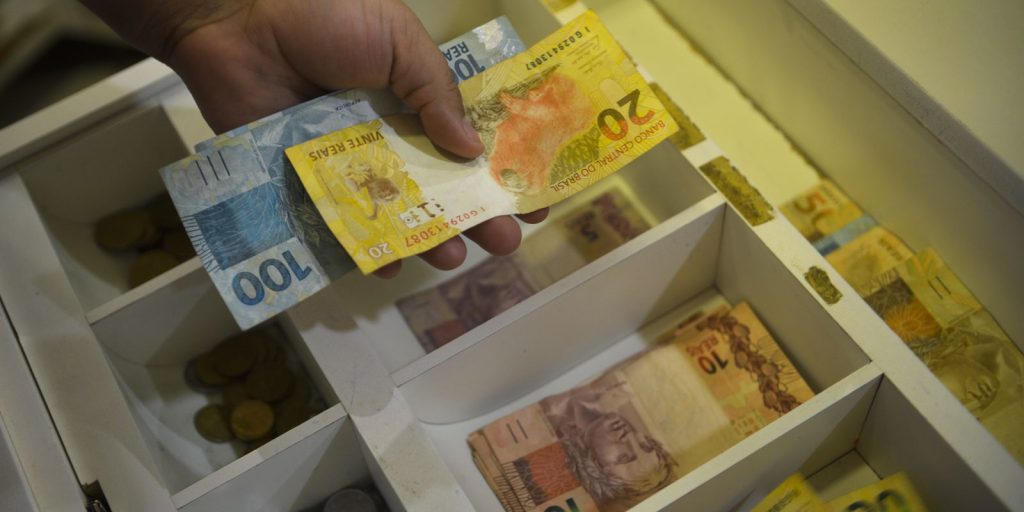 Caixa Econômica paga Bolsa Família para beneficiários com NIS final 8