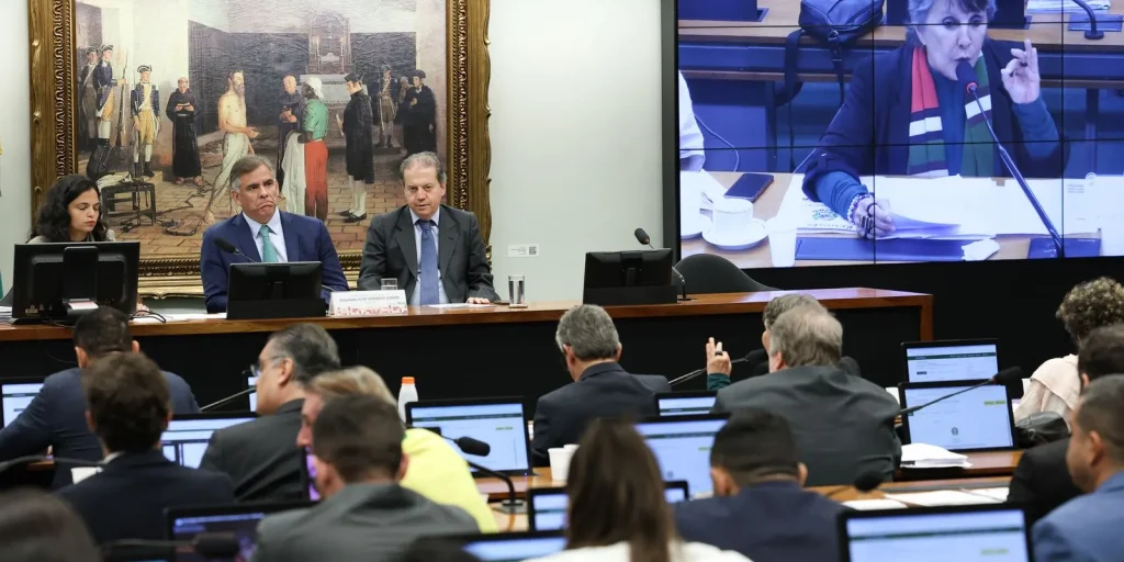 CCJ aprova redução da maioridade penal para 16 anos; votação avança