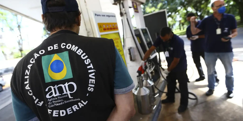 Combustível mais caro? ANP autua 21 empresas por abuso de preço em 3 meses