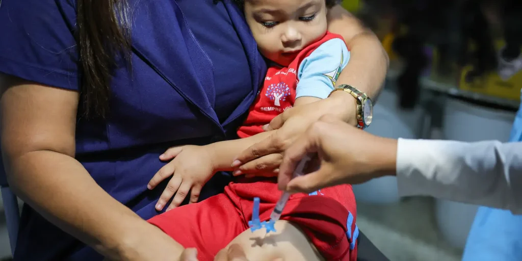 Crianças de 4 anos ganham dose extra contra pólio pelo SUS em agosto