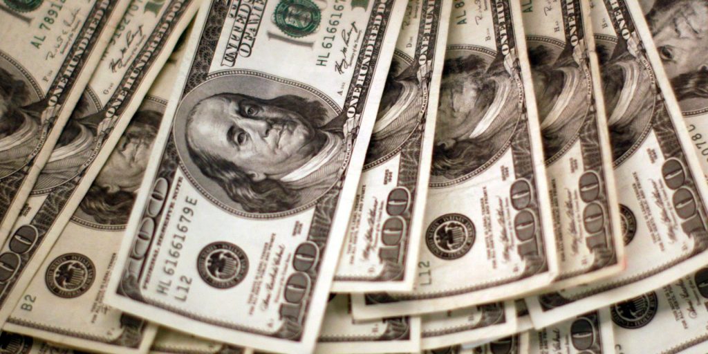 Dólar atinge R$ 5,18, maior valor desde março, e bolsa sobe 0,5%