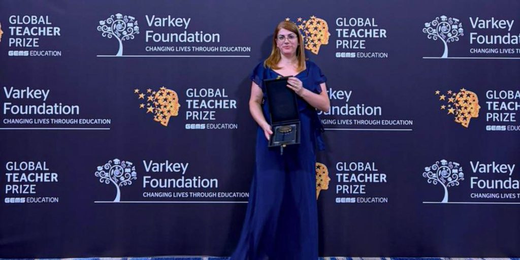 Educadora brasileira vence prêmio mundial com robótica feita de sucata