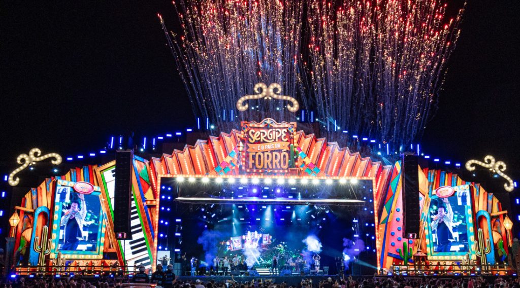 Forró tradicional e romântico embalam noite especial no Arraiá do Povo