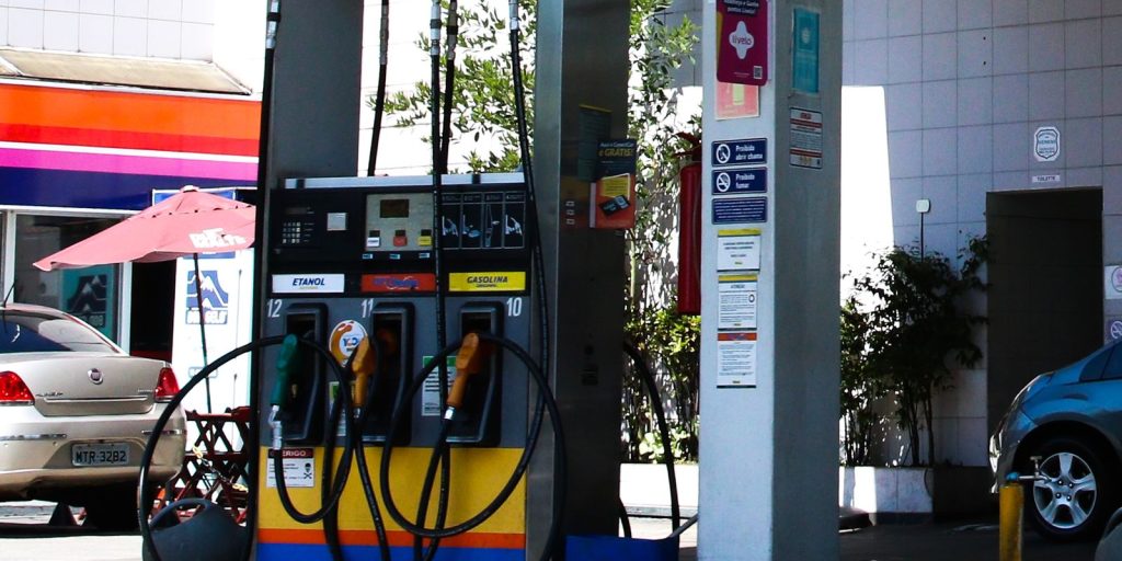 Gasolina mais barata: queda de 1,46% alivia bolso do sertanejo em maio