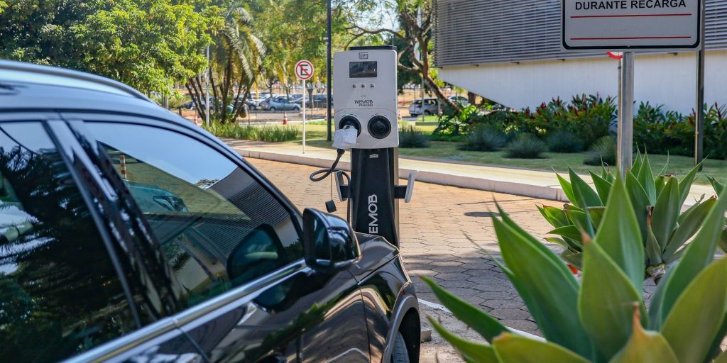 Governo confirma aumento de tarifas para carros elétricos e renova cota zero