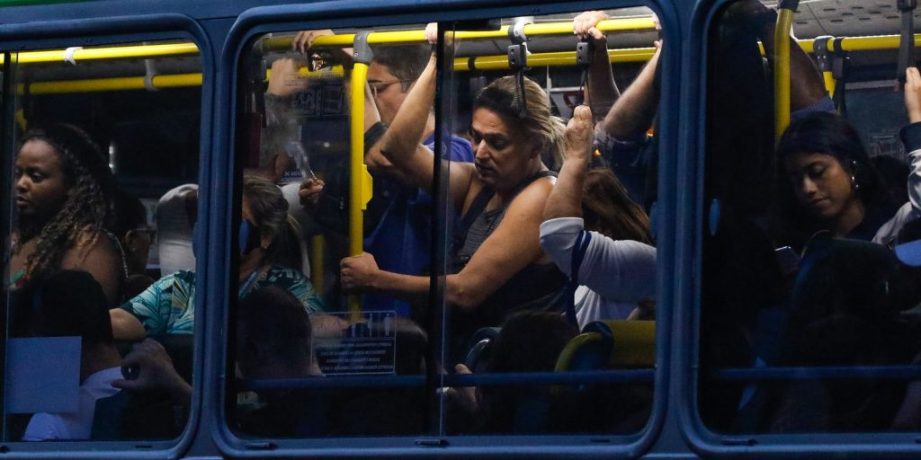 Gripe e VSR lotam hospitais: 11 estados em alerta no Brasil