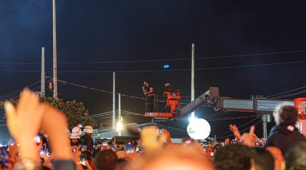 Gusttavo Lima ‘voa’ sobre o público no Arraiá do Povo em sua estreia no evento