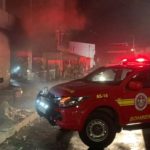 Fogo destrói veículos e ponto comercial em Aracaju e deixa seis feridos