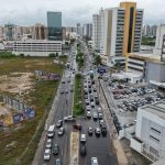 Recapeamento asfáltico avança em avenida de Aracaju durante a noite