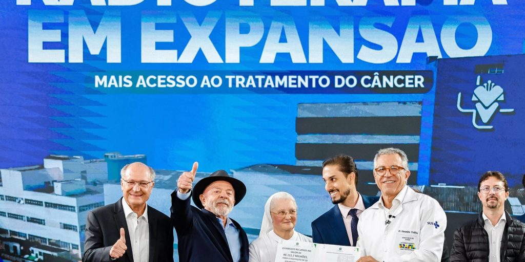 Lula entrega novos aparelhos de radioterapia em São Paulo