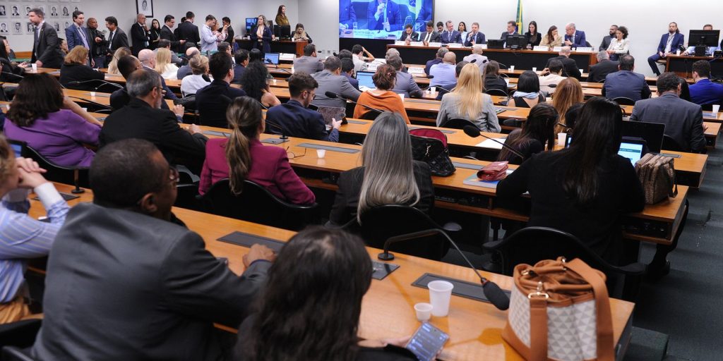 Maioridade penal: CCJ adia votação e retoma debate nesta quarta