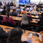 Maioridade penal: CCJ adia votação e retoma debate nesta quarta