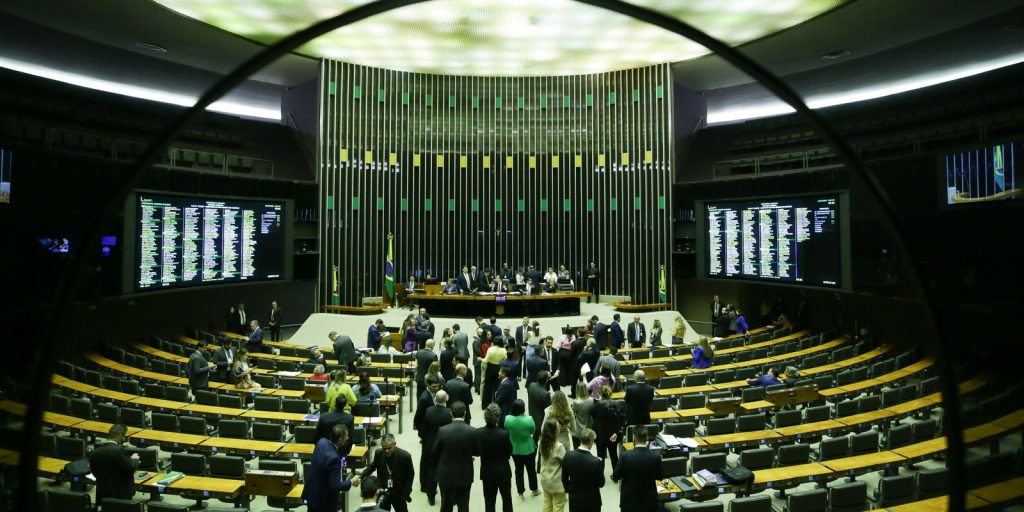 Maioridade penal pode cair para 16 anos após CCJ aprovar PEC