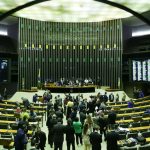Maioridade penal pode cair para 16 anos após CCJ aprovar PEC