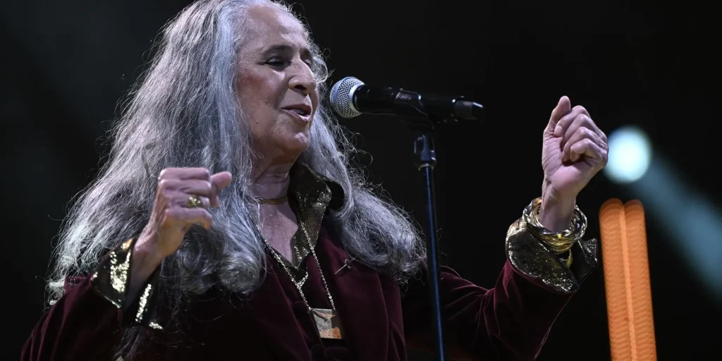 Maria Bethânia completa 80 anos e continua sendo referência na música brasileira
