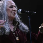 Maria Bethânia completa 80 anos e continua sendo referência na música brasileira
