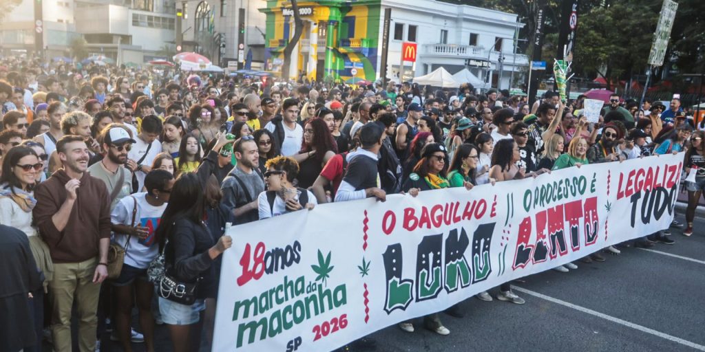 Milhares marcham em SP pela legalização da maconha e uso medicinal